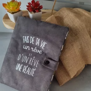 housse tablette suédine gris avec texte poche stylet coton tablette 26cm