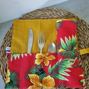 couvre plat ouvert rouge et jaune moutarde floral en coton, couteau, fourchette et couillère