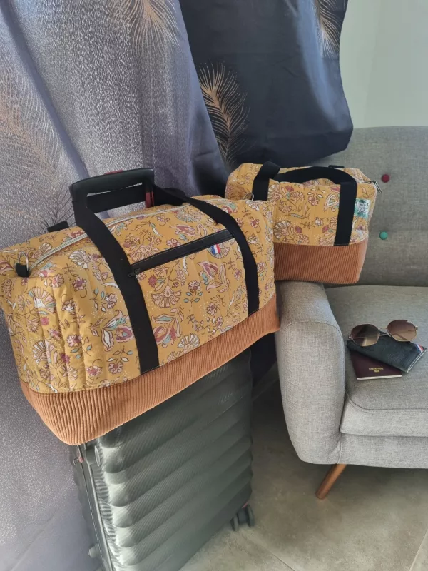 vanity et sac de voyage velours côtelé coton molletonné sur un bagage cabine
