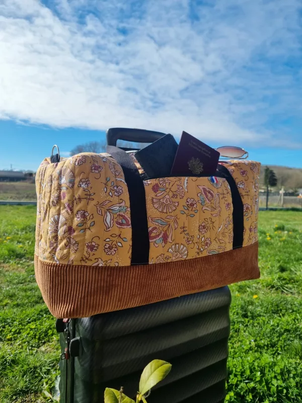 sac de voyage au soleil sur un bagage velours côtelé coton molletonné passeport porte carte