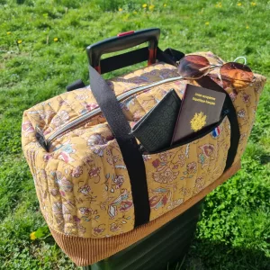sac de voyage au soleil sur un bagage velours côtelé coton molletonné passeport porte carte