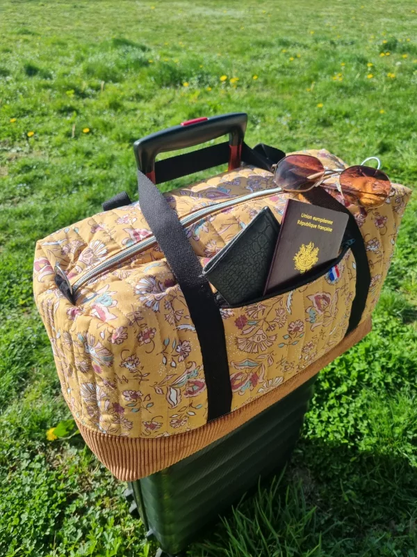 sac de voyage au soleil sur un bagage velours côtelé coton molletonné passeport porte carte