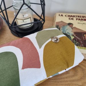 pochette livre de poche coton entièrement molletonné. Attache élastique